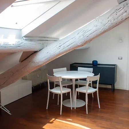 Cozy Attic Recently Renovated Апартаменты Милан