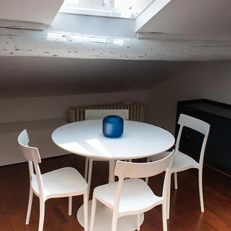 Cozy Attic Recently Renovated Апартаменты *
