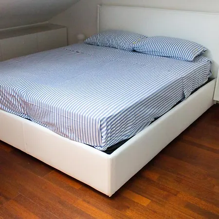 Cozy Attic Recently Renovated Апартаменты *