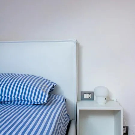 Cozy Attic Recently Renovated Апартаменты Милан